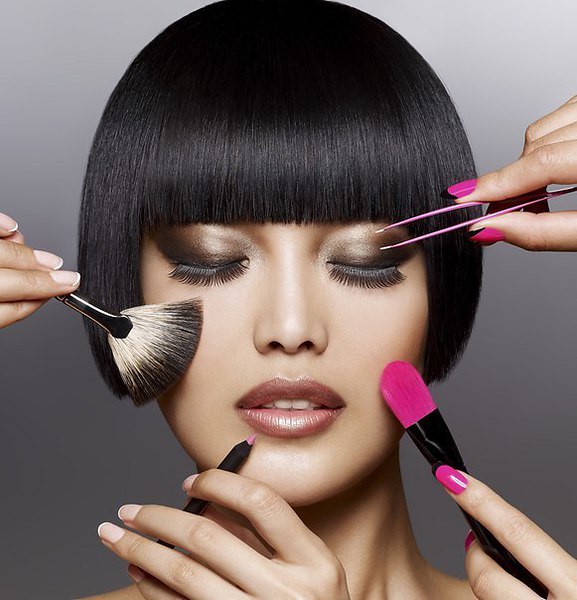 photo A highly skilled makeup artists in prague